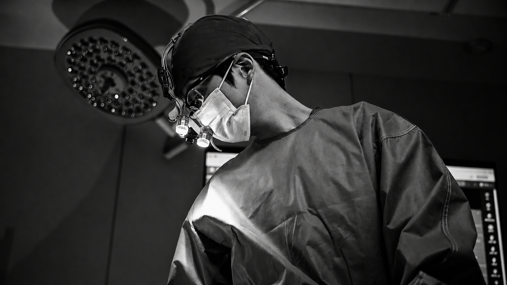 Dr. Koo Heetae in the operating room — Etonne Plastic Surgery, Gangnam Seoul